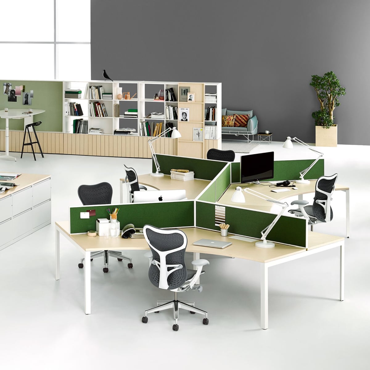 Postes de travail avec écrans de confidentialité verts et chaises de bureau Mirra 2 bleu foncé.